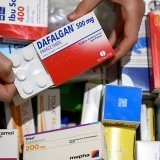 Le médecin cantonal vaudois alerte sur les risques du "paracétamol challenge", qui consiste chez les jeunes à avaler le maximum de cet antidouleur (photo d'illustration). KEYSTONE/LAURENT GILLIERON